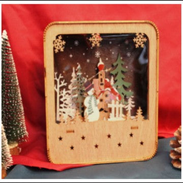 Beleuchtetes Holzhaus mit weihnachtlichem Motiv