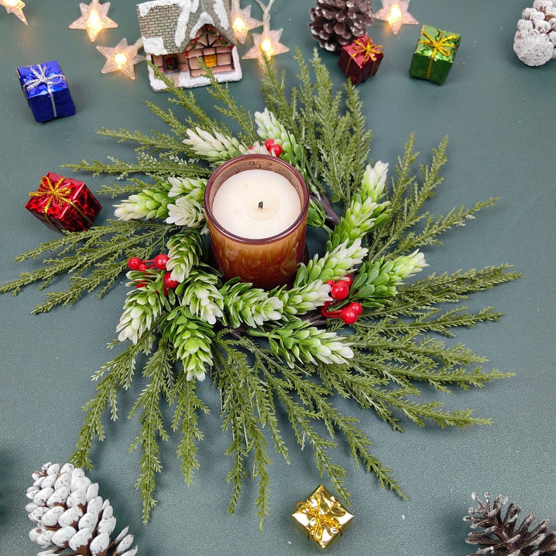 Weihnachtlicher Tannenkranz mit Schnee-Effekt