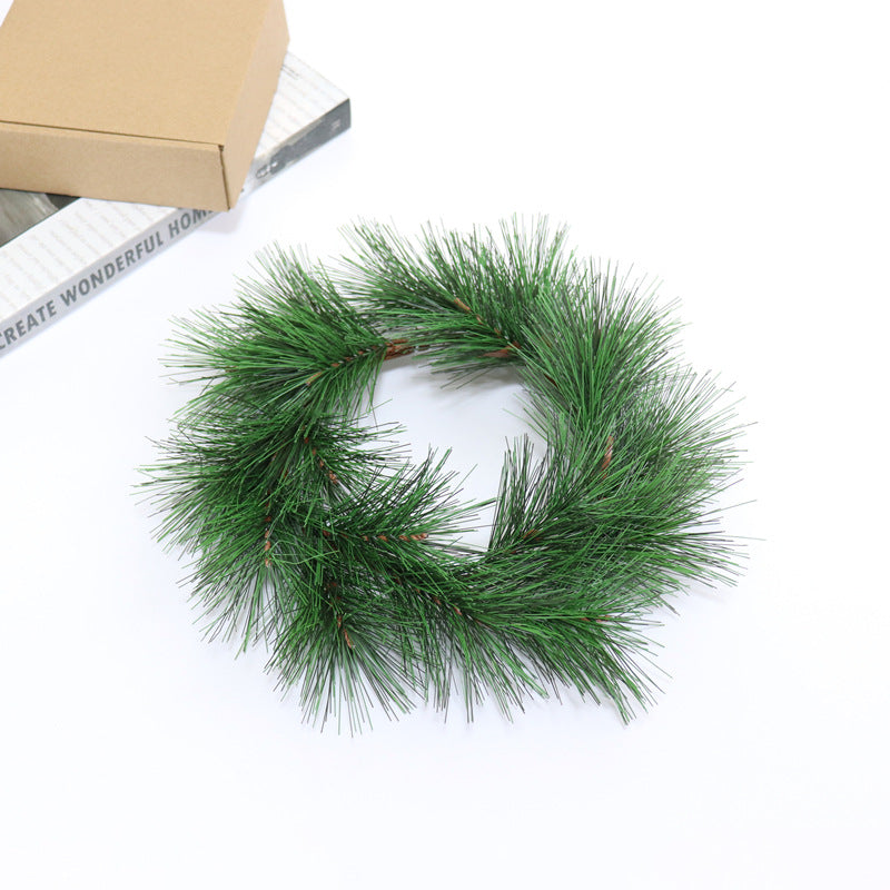 Weihnachtskranz aus PVC-Tannennadeln