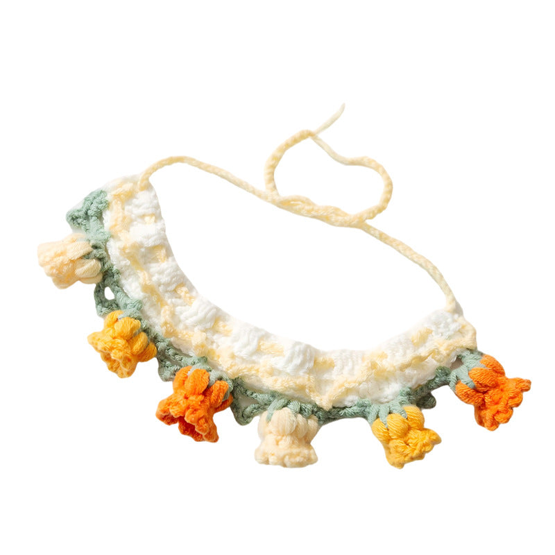 Handgestricktes Halsband mit Blumenmuster für Haustiere