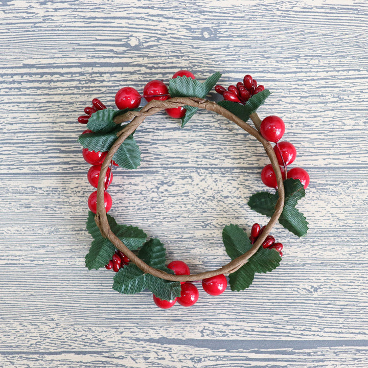 Weihnachtlicher Kerzenkranz mit roten Beeren