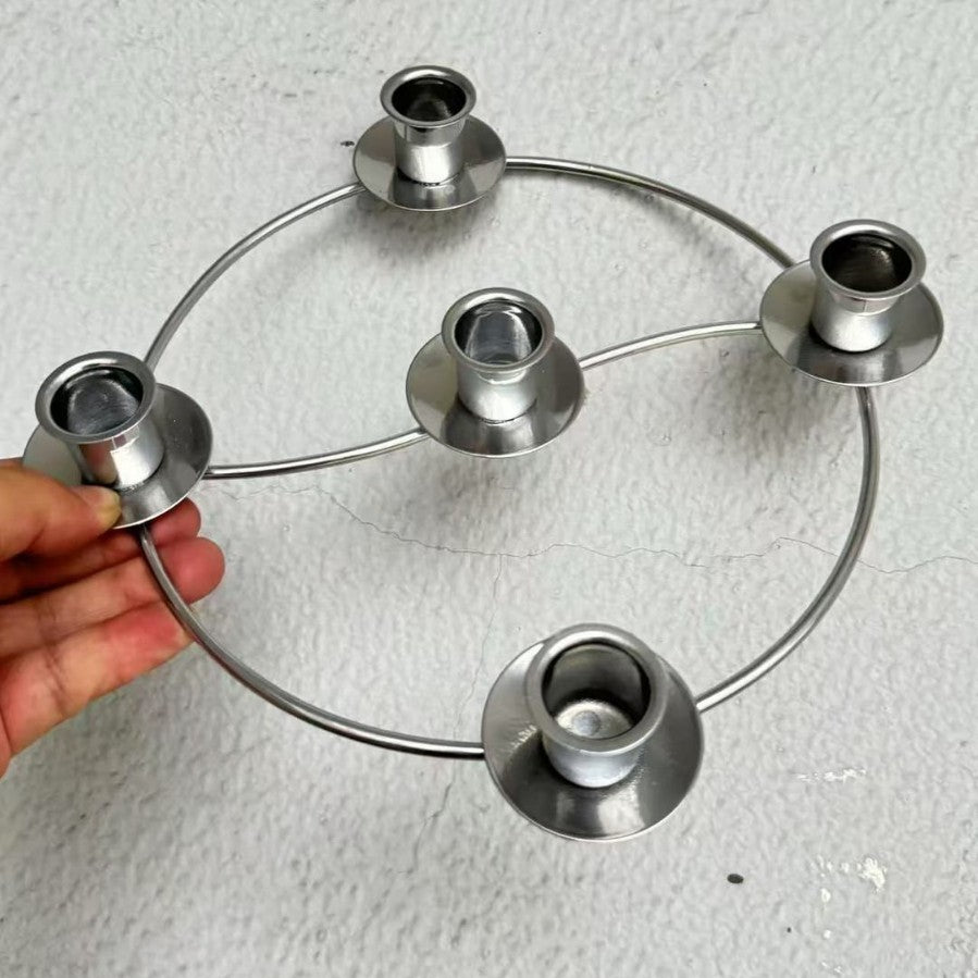 Metall-Kerzenhalter im Kranz-Design