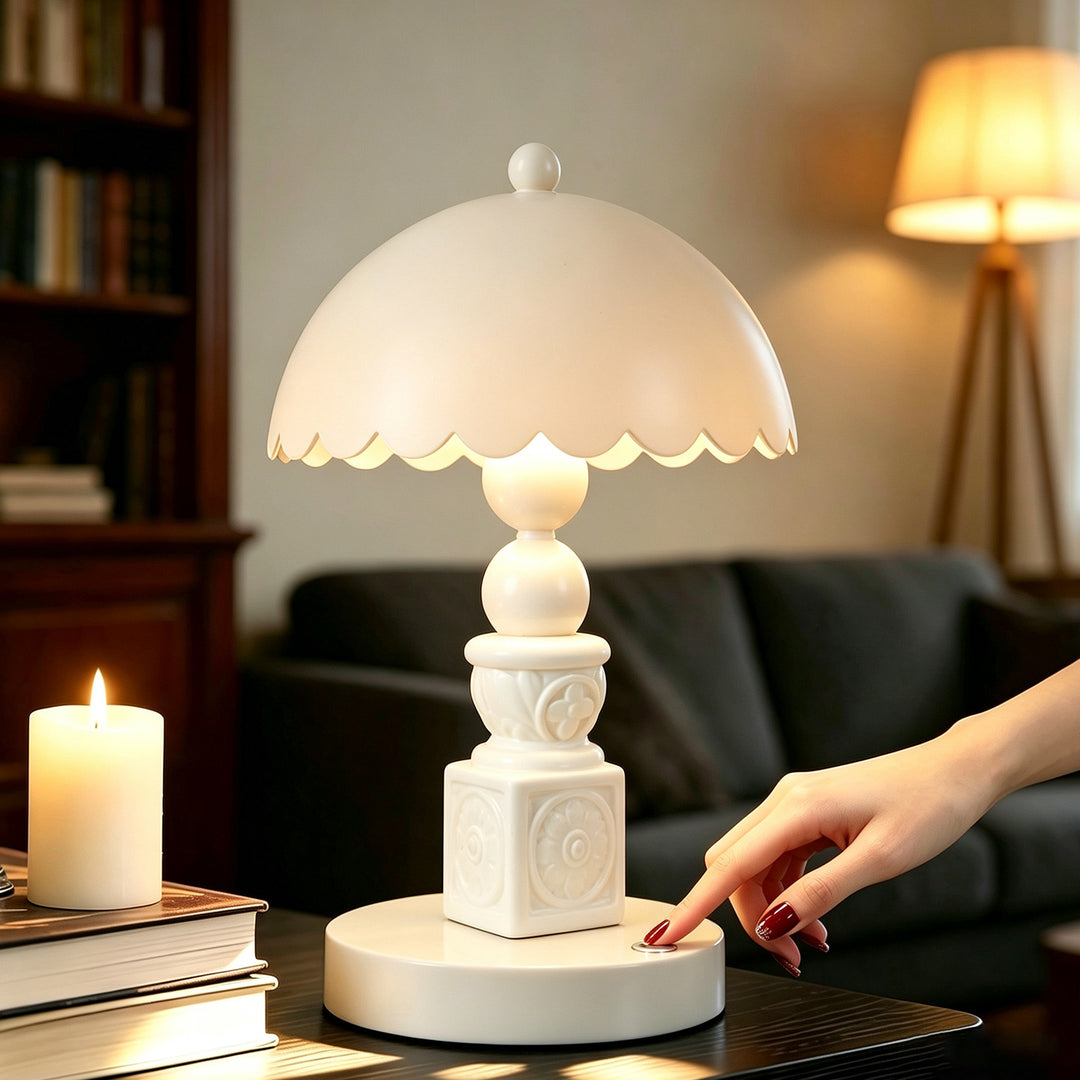 Französische Säulen-Tischlampe mit Schnitzerei