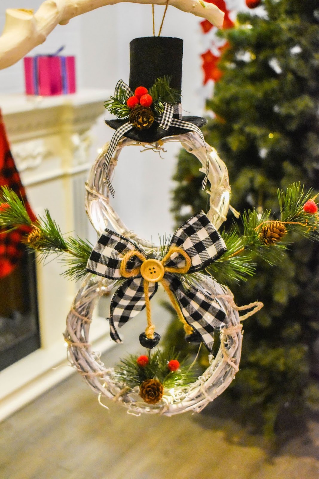 Dekorativer Weihnachtskranz aus Rattan
