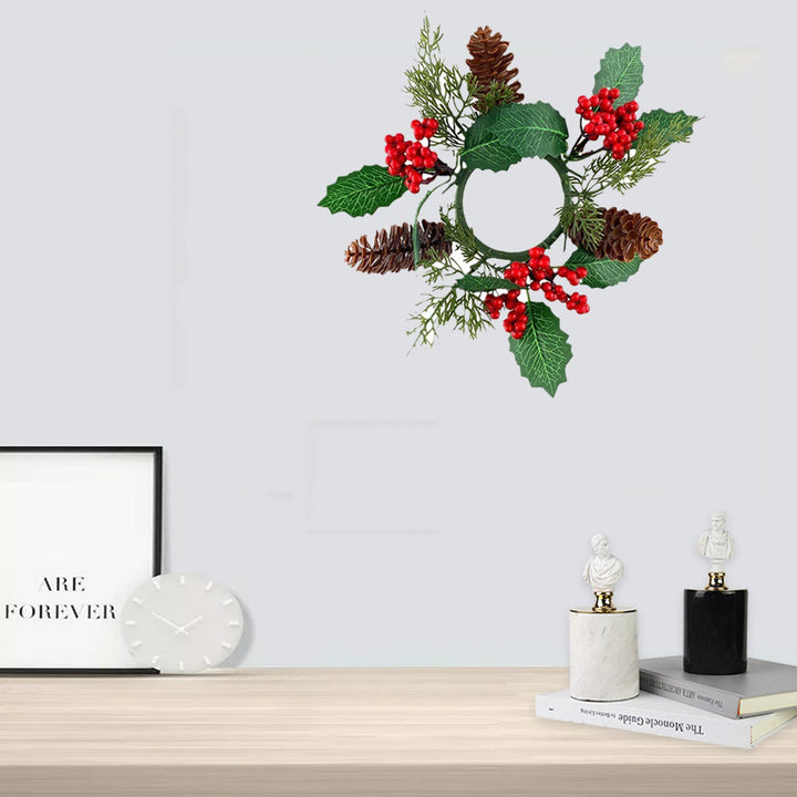 Weihnachtliche Kerzenkranz-Dekoration mit Beeren