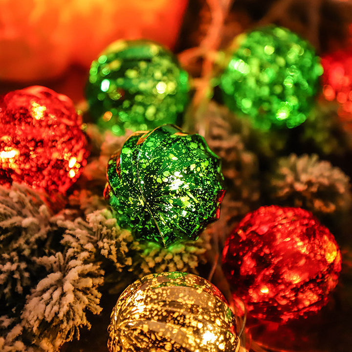 LED-Lichterkette mit Weihnachtsornamenten