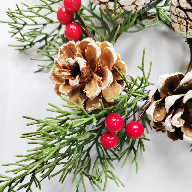 Weihnachtlicher Kerzenkranz mit Tannennadeln und Beeren