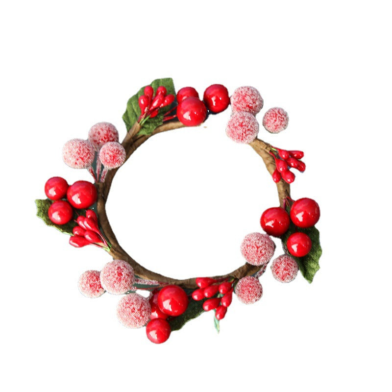 Weihnachtlicher Kerzenkranz mit Beeren und Tannenzapfen