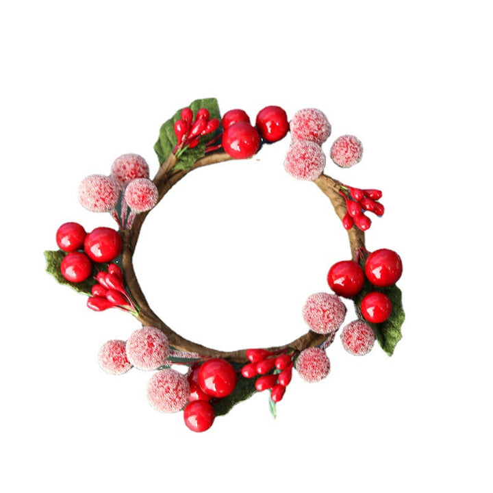 Weihnachtlicher Kerzenkranz mit Beeren und Tannenzapfen