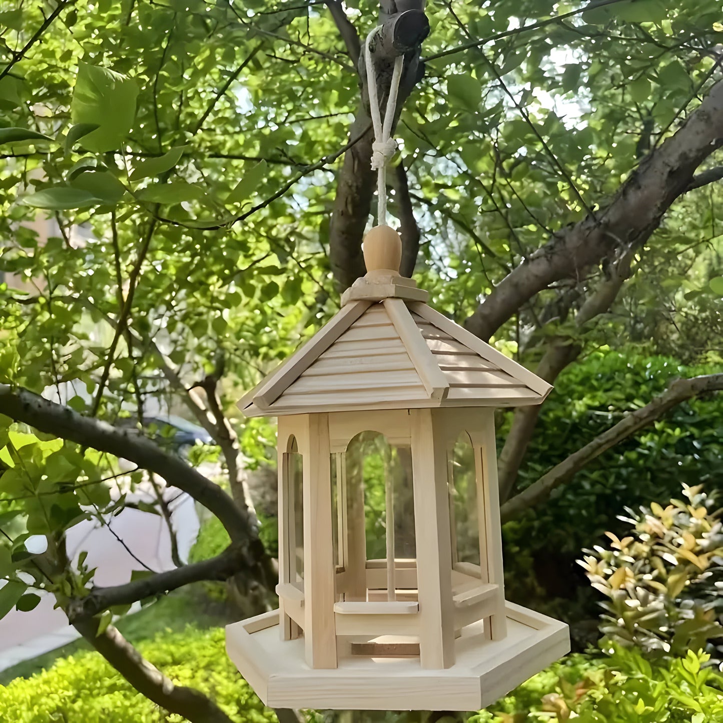SkyPerch Nest - Hängendes Vogelhaus aus Holz von PaintaKarnze