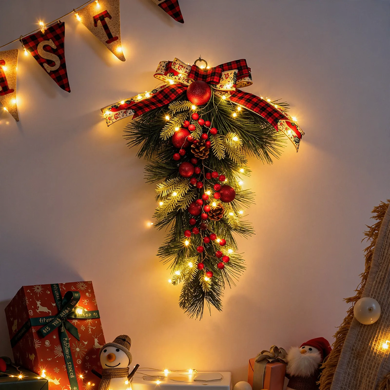 Dekorativer Weihnachtskranz mit Tannennadeln und Tannenzweigen