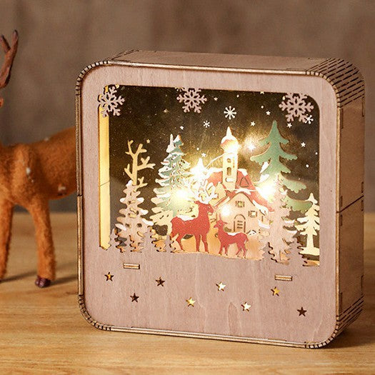 Beleuchtetes Holzhaus mit LED-Weihnachtsdeko