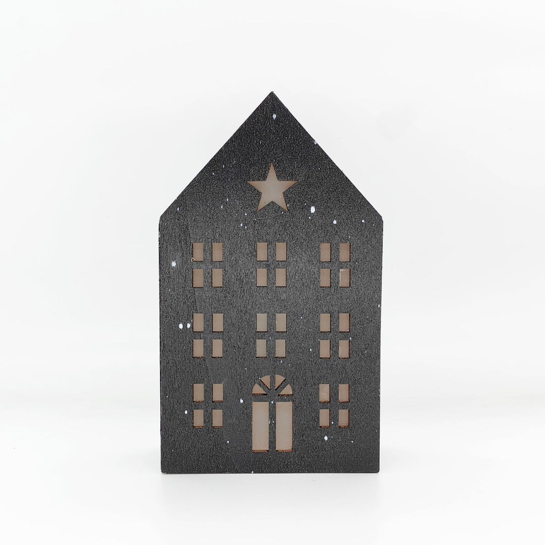 Weihnachtliches Holzhaus mit Beleuchtung als Tischdekoration