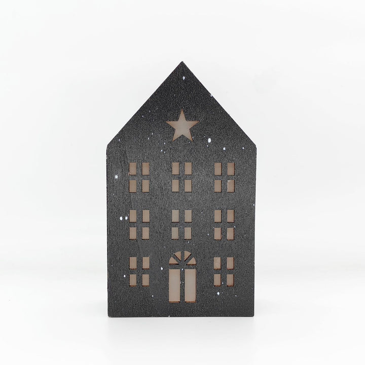 Weihnachtliches Holzhaus mit Beleuchtung als Tischdekoration