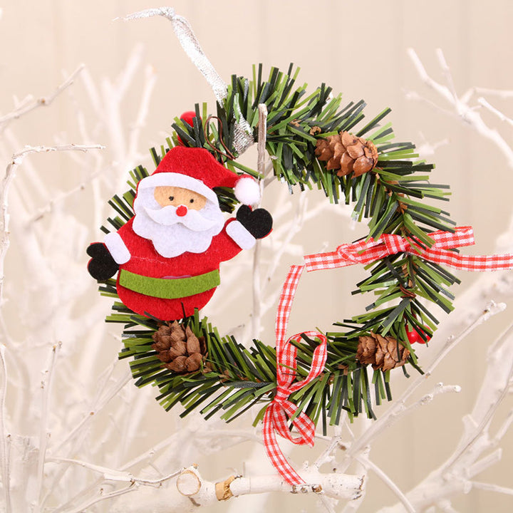 Weihnachtlicher Türkranz mit Figuren