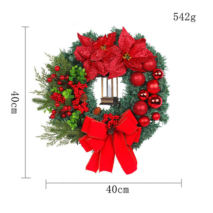 Weihnachtskranz mit dekorativer Laterne und roten Blumen