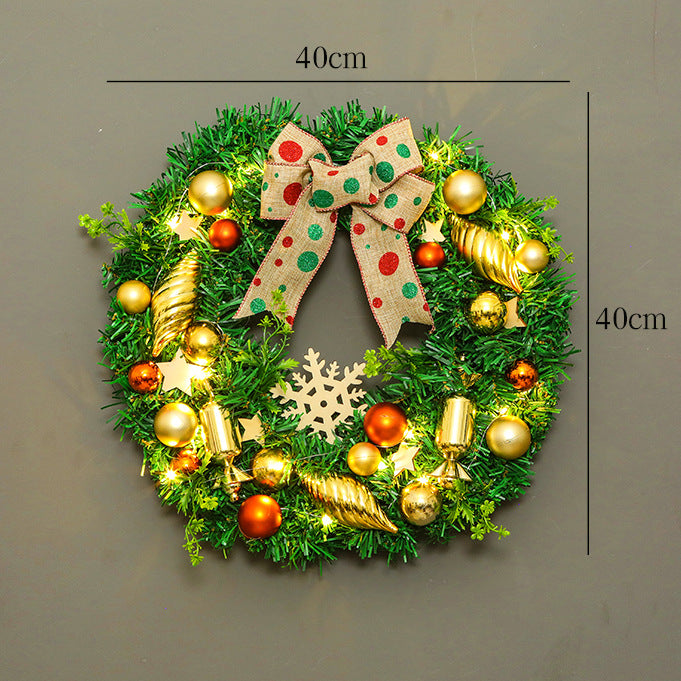 Weihnachtskranz mit Kugeln und Beleuchtung
