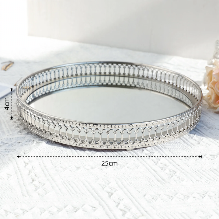 Metallisches Spiegeltablett mit Perlendetails, nordisch