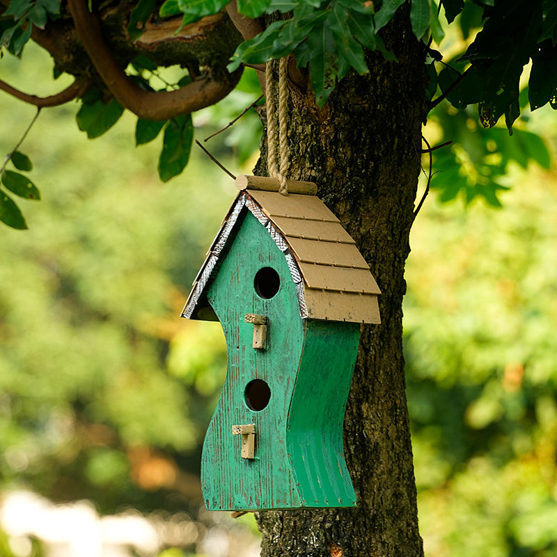 Wandmontiertes Vogelhaus aus Kiefernholz