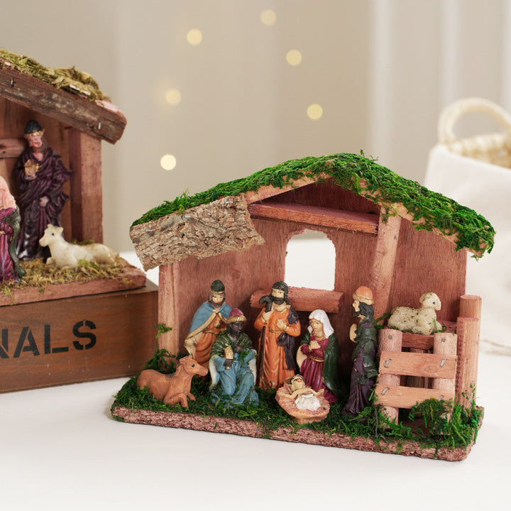 Weihnachtskrippen-Dekoration mit Figuren