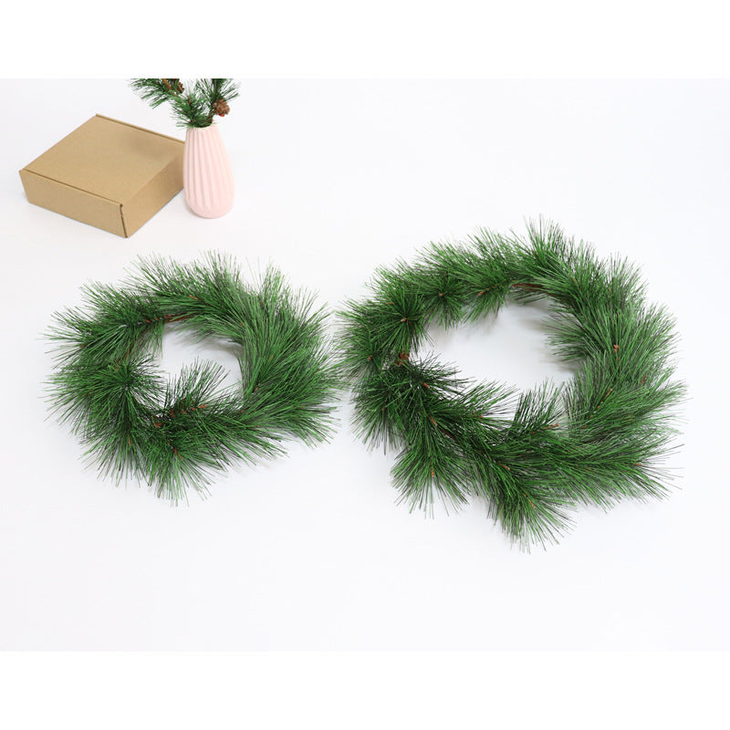 Weihnachtskranz aus PVC-Tannennadeln
