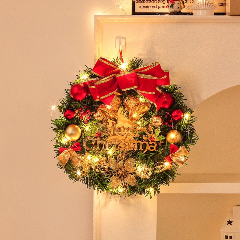 Dekorativer Weihnachtskranz aus Seidenblumen