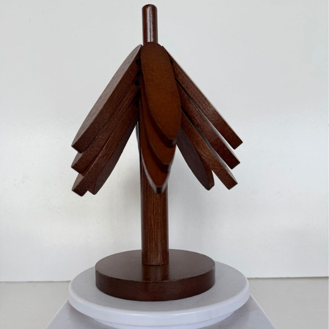 Dekorative Weihnachtsbaum-Untersetzer aus Holz