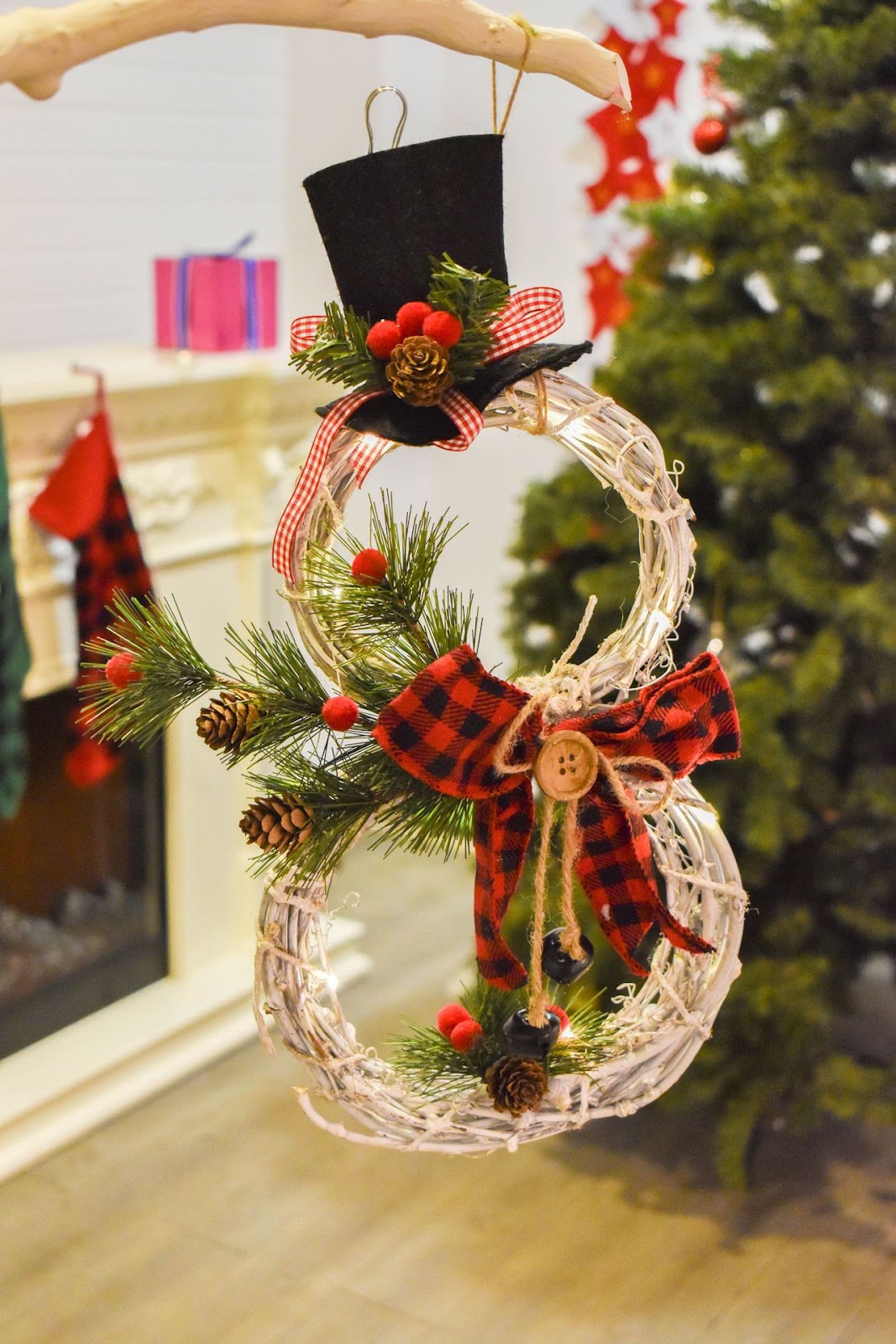 Dekorativer Weihnachtskranz aus Rattan