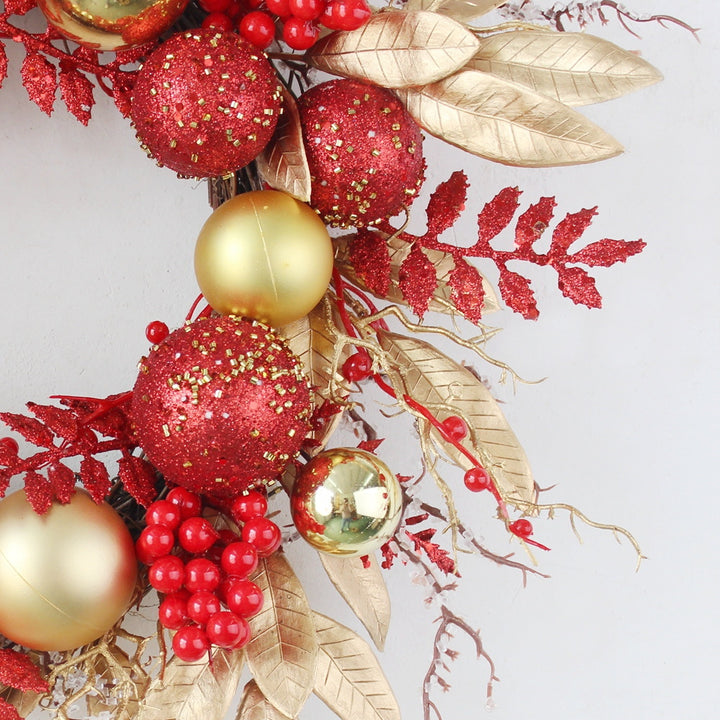 Weihnachtskranz mit Kugeln und Blättern