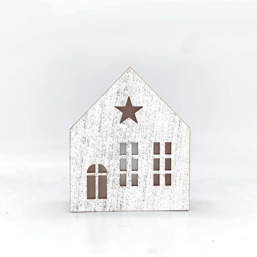 Weihnachtliches Holzhaus mit Beleuchtung als Tischdekoration