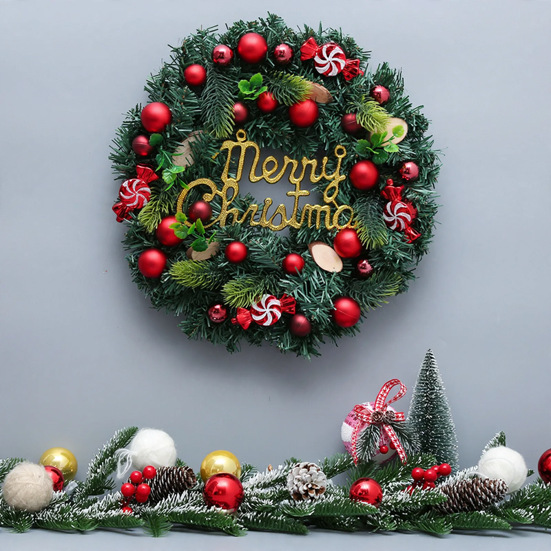 Weihnachtskranz mit Kugeln und Beleuchtung