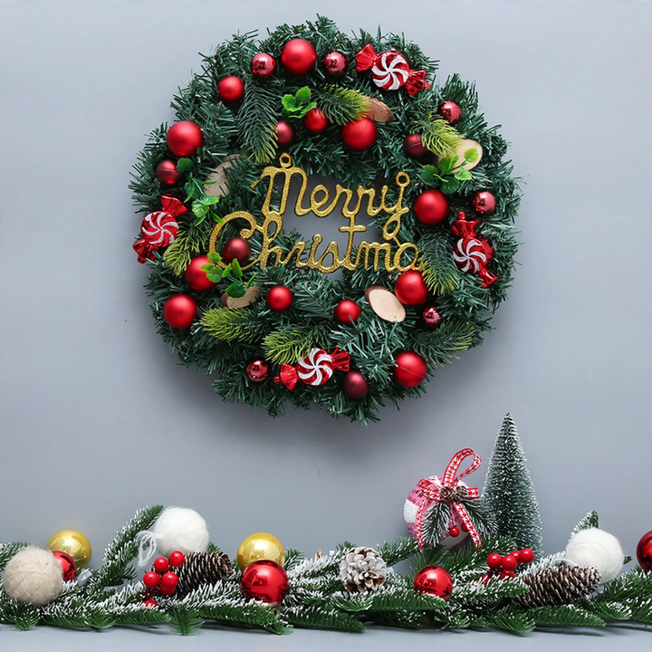 Weihnachtskranz mit Kugeln und Beleuchtung