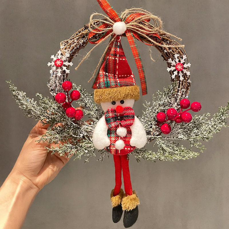 Dekorativer Weihnachtskranz mit Figuren