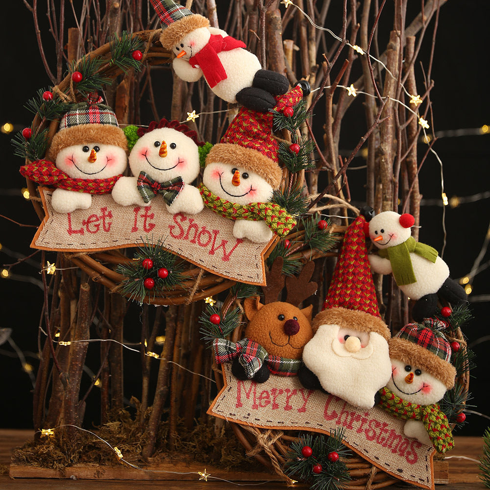 Weihnachtlicher Türkranz aus Rattan mit Figuren