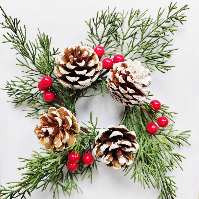 Weihnachtlicher Kerzenkranz mit Tannennadeln und Beeren