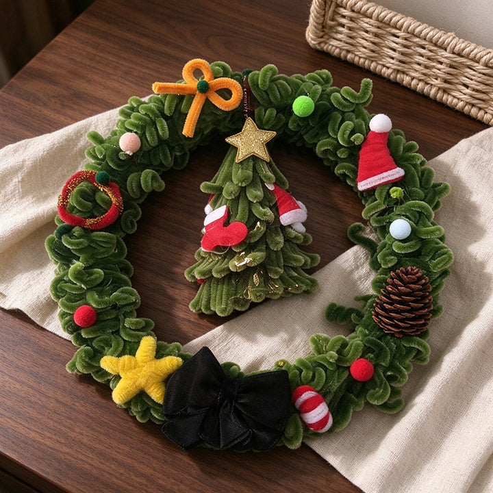 Dekorativer Weihnachtskranz mit festlichen Akzenten