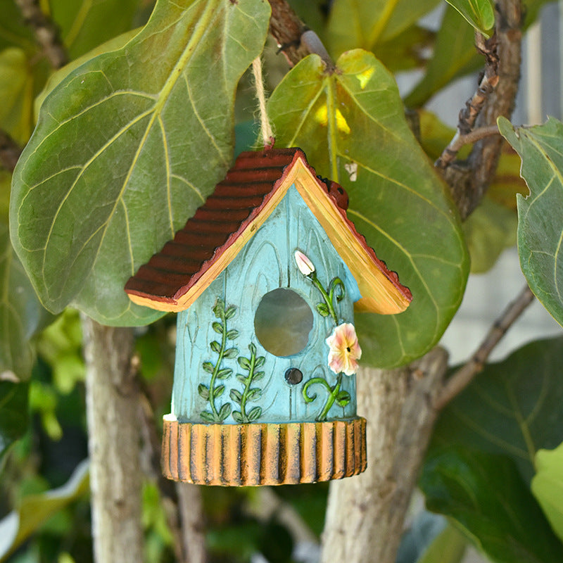 Dekoratives Vogelhaus aus Kunstharz für die Wand