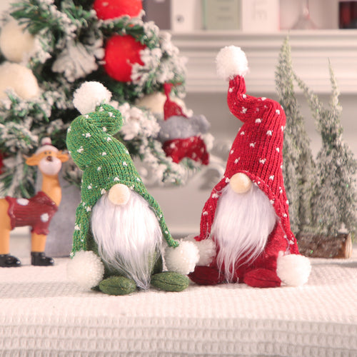 Wichtelfigur mit Strickmütze und Bommel, stehend