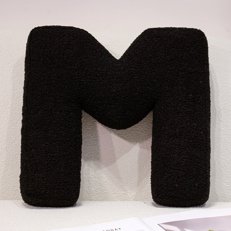 Plüsch-Kuschelkissen mit Buchstaben- und Herzmotiven
