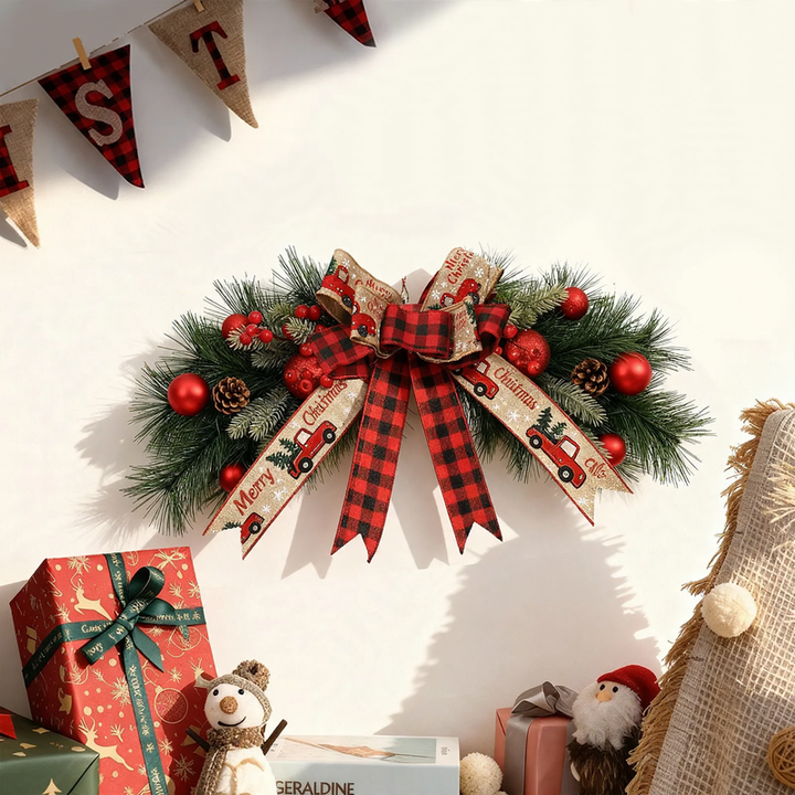 Dekorativer Weihnachtskranz mit Tannennadeln und Tannenzweigen