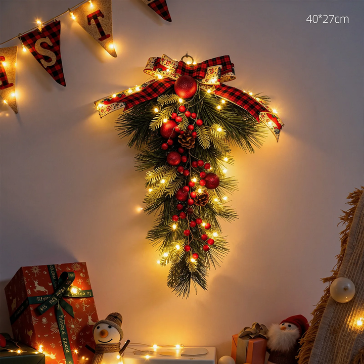 Dekorativer Weihnachtskranz mit Tannennadeln und Tannenzweigen
