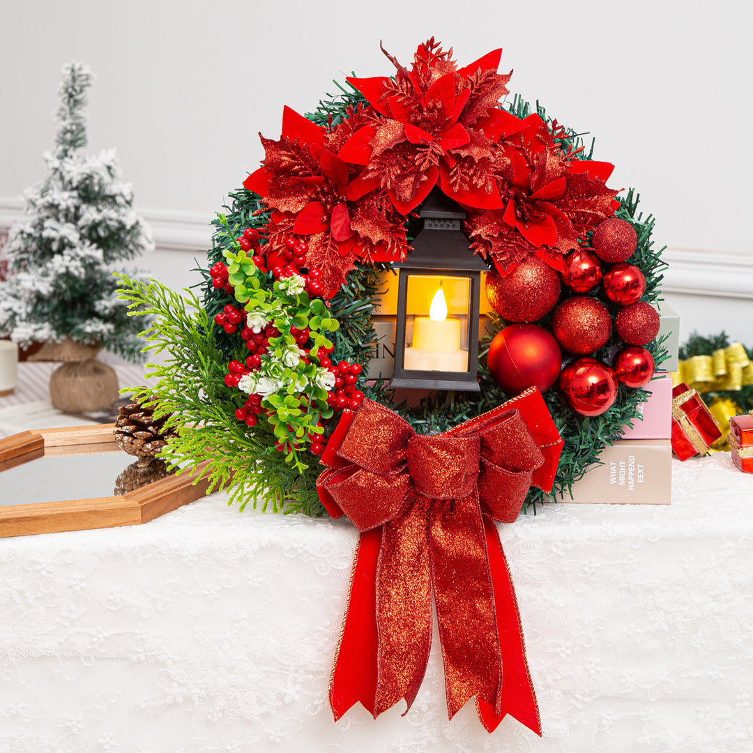 Weihnachtskranz mit dekorativer Öllampe und Blumen