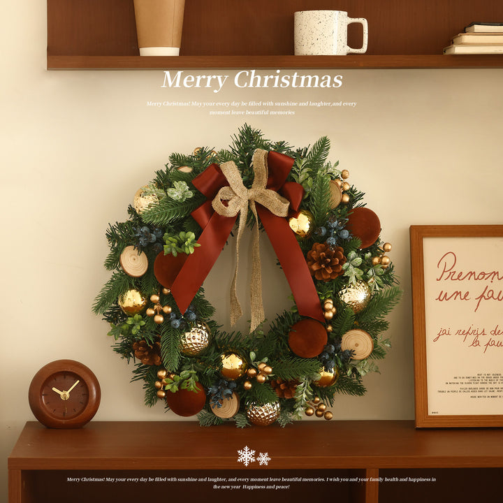 Weihnachtskranz mit Dekoration für Tür und Baum