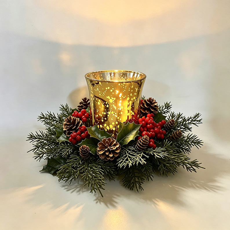 Weihnachtlicher Kerzenkranz mit roten Beeren und Tannennadeln