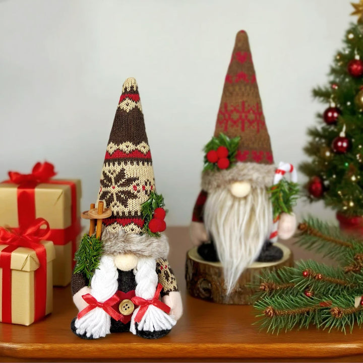 Weihnachts-Wichtelfigur mit Strickmütze und Tannenzweig