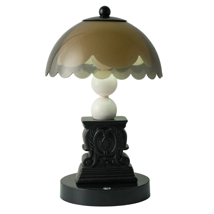 Nachttischlampe mit römischem Reliefmotiv