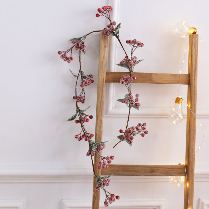 Weihnachtskranz mit Beeren und Früchten
