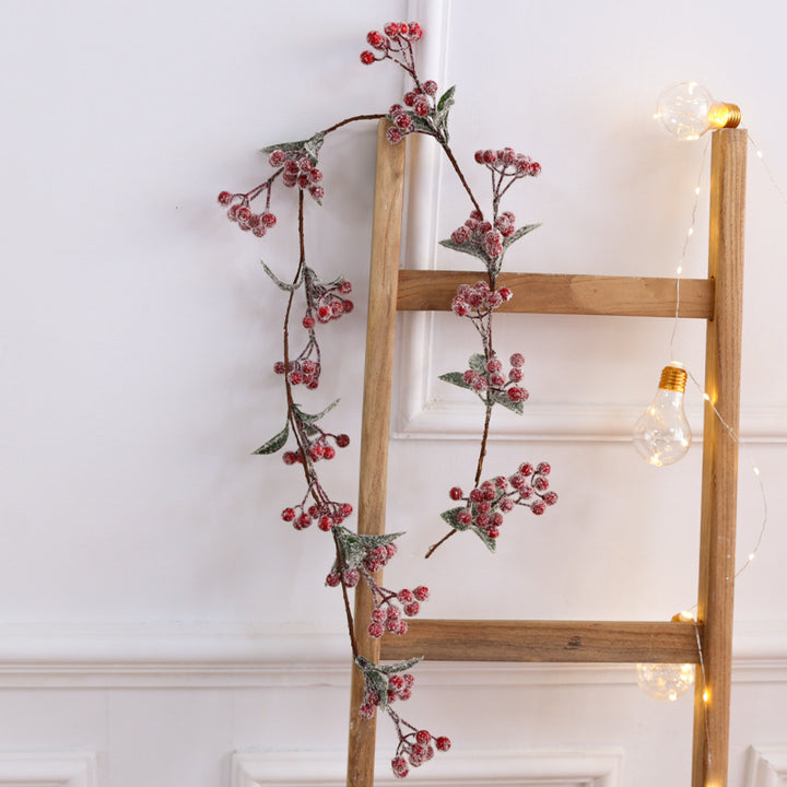 Weihnachtskranz mit Beeren und Früchten