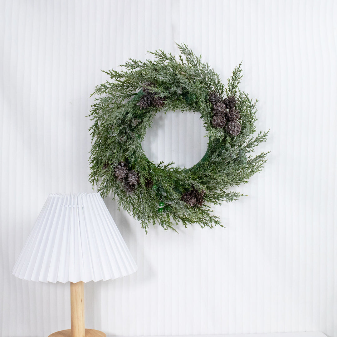 Weihnachtskranz mit Tannenzapfen