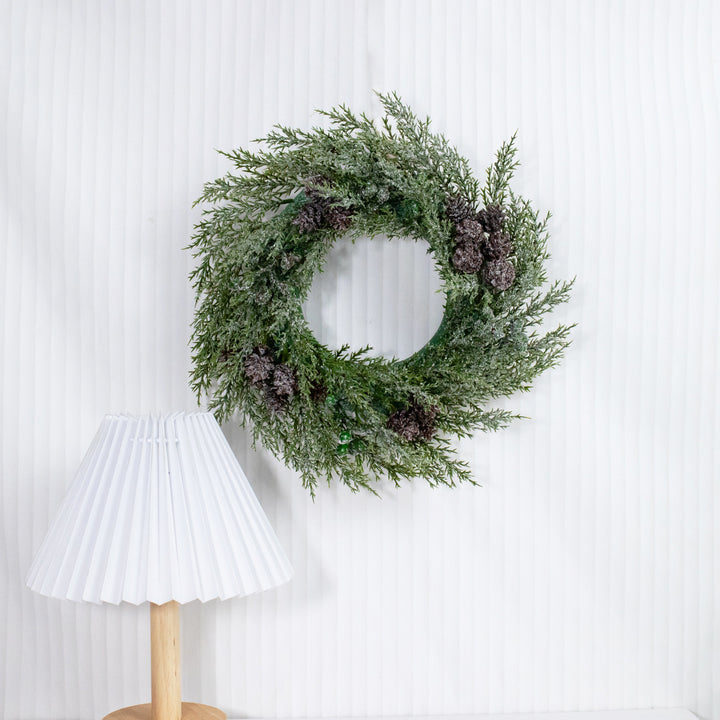 Weihnachtskranz mit Tannenzapfen